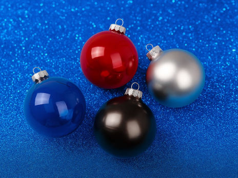 Стеклянный елочный шар Christmas bauble, синий прозрачный, с серебристым колпачком в черной коробке